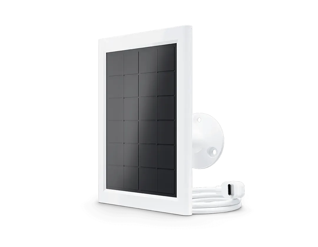 Panneau solaire Arlo blanc pour Essential 2, avec son support mural et son câble USB-C enroulé