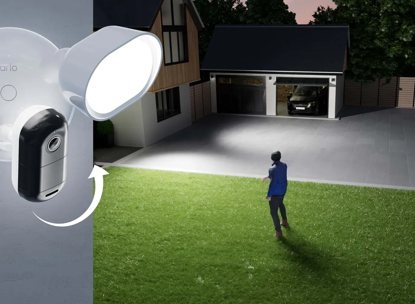 Arlo Floodlight filaire fixée en façade, projecteurs allumés sur une pelouse où marche un visiteur de nuit